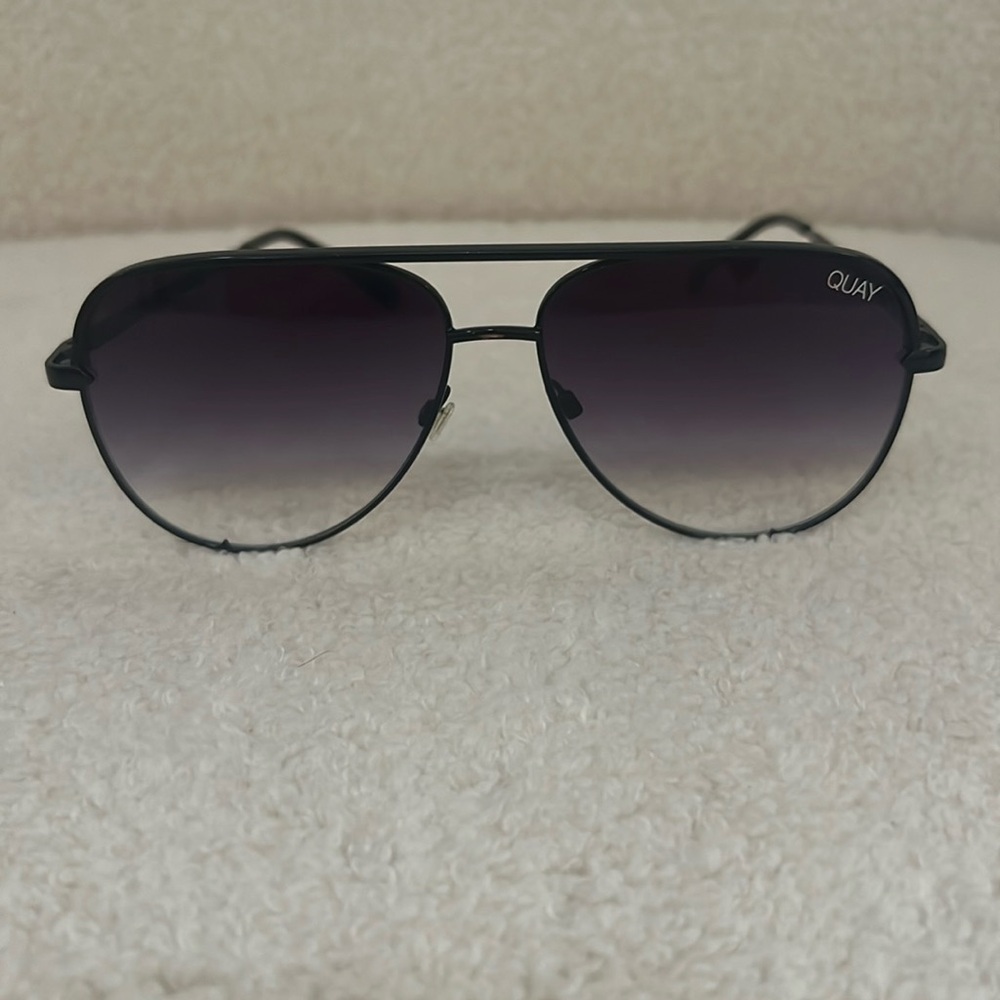 Quay x Desi high key mini in black